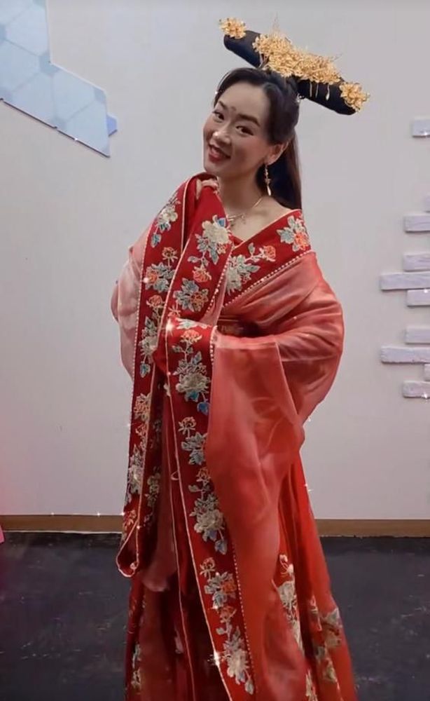 近年更開設了「抖音」，很努力更新拍片透露近況。